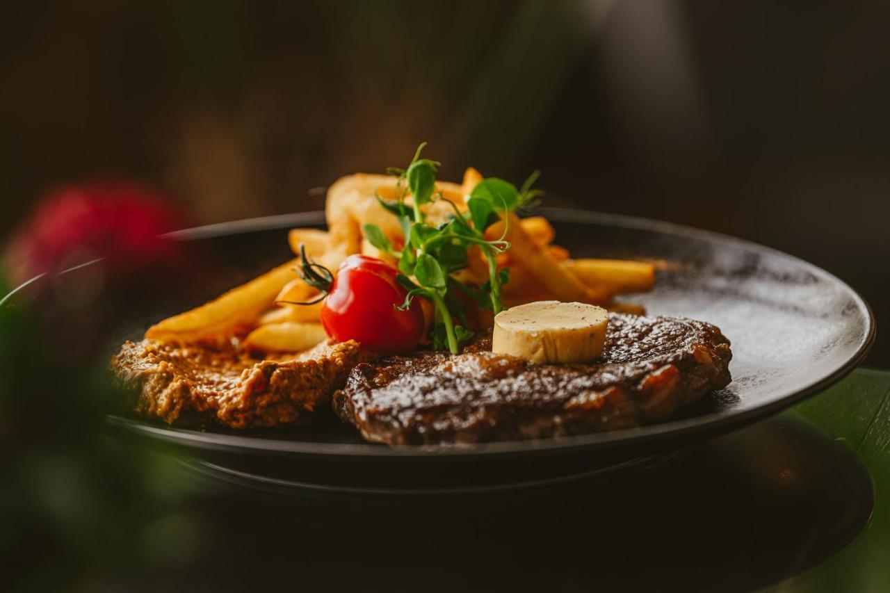 Promenade Hotel Liepāja Exterior foto A steak and chips meal