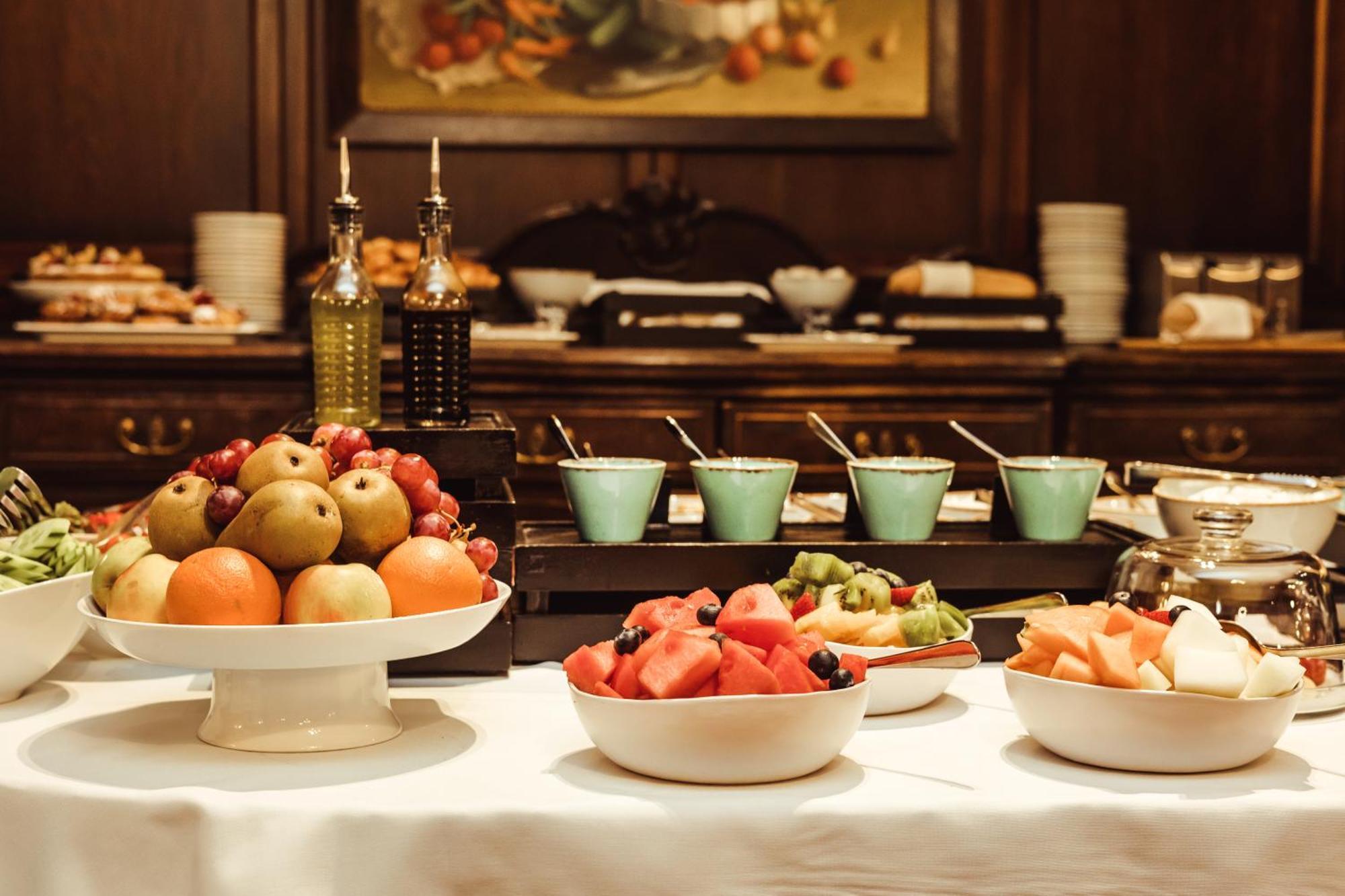 Promenade Hotel Liepāja Exterior foto A fruit salad buffet