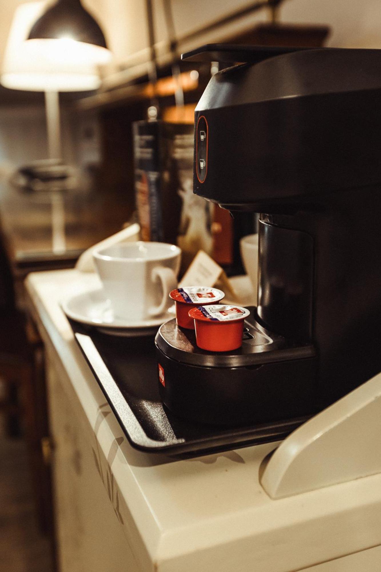 Promenade Hotel Liepāja Quarto foto Coffee machine with coffee capsules