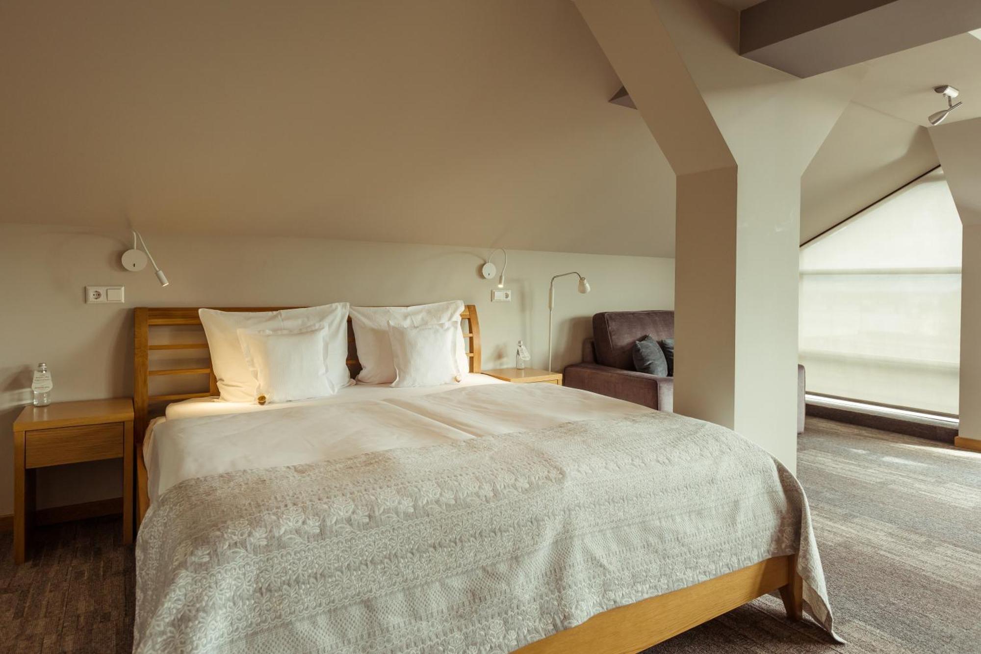 Promenade Hotel Liepāja Exterior foto A bedroom at the hotel
